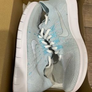 (SOLD) Nike Free Run Flyknit